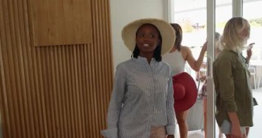 Dört genç kadın bilardo odasında bilardo oynayıp bilardo oynuyorlar. Kutlama, arkadaşlar, oyun, modern, sosyalleşme, eğlence, kahkaha