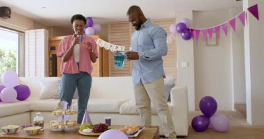 Evde kutlama, birkaç içki ve kutlama için atıştırmalık hazırlamak. Kutlama, parti, hazırlık, birliktelik