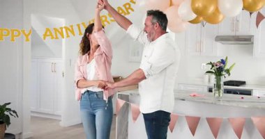 Yıldönümü pankartı altında mermer adada balonlarla dans eden çift. Romantik, kutlama, sevgi, mutluluk, zarafet, modern, samimi