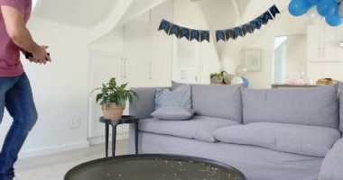 Üst sınıf çifti, masa minderlerini değiştirip çatı katında doğum günü afişlerinin altına pasta koyuyorlar. Çağdaş, samimi, minimalist, kutlama, yerli, zarif, yaşam tarzı