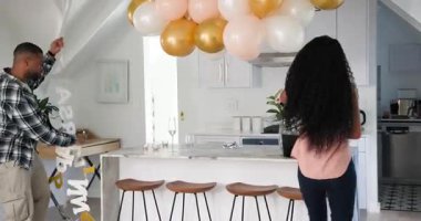 Çeşitli çiftler, mutfak adasında balon kemerinin altında şampanya kızartıyorlar. Romantizm, kutlama, samimiyet, modern, dekorasyon, şenlik, neşe