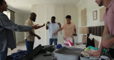 Yatak odasındaki bavulu açmak çeşitli erkek arkadaşlarının ortalığı karıştırmasına, fermuarını açmasına neden oluyor. Macera, yoldaşlık, seyahat takımı, yaşam tarzı, günlük, organize, arkadaşlık