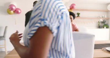 Çeşitli arkadaşlar, evlerinde balonlarla modern yemek odasında keyifli sohbetler ediyorlar. Kutlama, toplanma, arkadaşlık, parti, yaşam tarzı, dekorasyon