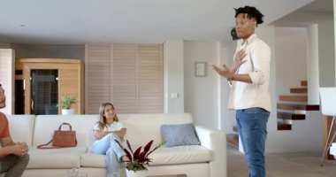 Arkadaşlar salonda sohbet edip rahatlıyor, sohbet etmekten zevk alıyorlar. Arkadaşlık, sosyalleşme, rahatlama, rahatlama, takılma, kaynaşma.