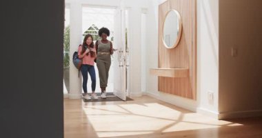 Çeşitli arkadaşlar tatilde parlak modern girişe geliyorlar, her biri telefon tutuyor ve gülümsüyor. Tatil, arkadaşlık, kutlama, modern, giriş, eğlence, seyahat, yaşam tarzı