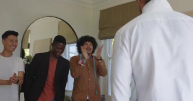 Farklı terziler beyaz erkek müşteriye uygun ölçü bandı kullanıyor ve stüdyoda omuzlarını ayarlıyor. Terzilik, işçilik, erkek giyim, profesyonel, atölye, ölçü, uygun