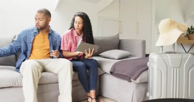 Farklı çiftler için pasaport, tavan arasında sarılma ve mutfağa yürüme planı. Gezginler, macera, modern, yaşam tarzı, rahat, keşif, tatil