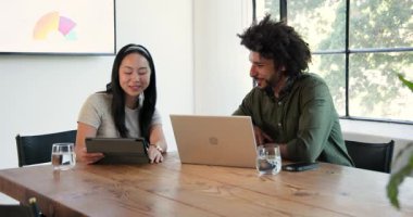 İş kadını ve iş kadını konuşuyor, ofiste dizüstü bilgisayar ve tablet kullanıyorlar. İş, iş, ofis ve çalışma ortamı kavramı.