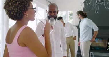 Şampanyalı kadehler son sınıf öğrencisi kadın ve bayan arkadaşın flüt sesiyle konukları selamlamasını kutluyoruz. Kutlama, dostluk, zarafet, sosyalleşme, sıcaklık, canlılık, konukseverlik.