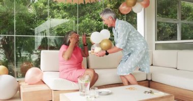 60. yaş gününü evde kutlayan kıdemli arkadaşlar. Kutlama, dostluk, doğum günü, sevinç, parti, dekor, bağlantı