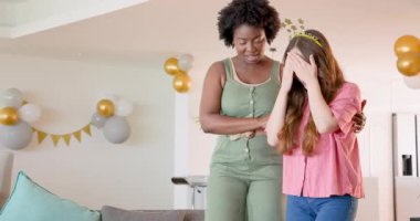 Afrikalı Amerikalı ve Asyalı arkadaşlar doğum gününü kapalı koltukta pasta ve içeceklerle kutluyorlar. Kutlama, doğum günü, arkadaşlık, neşe, toplanma, atıştırma, rahat, neşeli, kahkaha