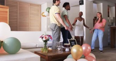 Partide, Arkadaşlar evde kutlama yapıyor, hediyeleri değiş tokuş ediyor ve neşeli atmosferin tadını çıkarıyorlar. Kutlama, tatil, arkadaşlık, mutluluk, yaşam tarzı, parti