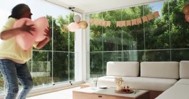 Üst düzey arkadaşlar kutlama için modern evi dekore ediyorlar, canlı balonlar ve mutlu bayrak düzenliyorlar. Kutlama, balonlar, dekor, coşku, dostluk, rahatlık, toplanma, neşe