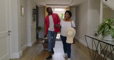 Çeşitli çiftler eve geliyor, bavullarını taşıyorlar ve modern iç mekanları birlikte keşfediyorlar. Seyahat, varış, eve dönüş, keşif, bagaj