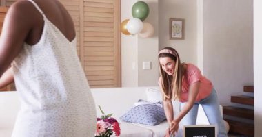 Arkadaşlar partiye hazırlanıyor, sıcak oturma odasında balon şişiriyorlar. Kutlama, toplanma, arkadaşlık, dekorasyon, hazırlık, şenlik