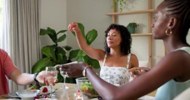 Yemek masasındaki çeşitli arkadaşlar tereyağı kepçeleme, salata kasesi geçirme, yemek için şarap bardaklarını doldurma. Yaşam tarzı, yoldaşlık, kutlama, kırsal, canlı, keyifli, boş zaman