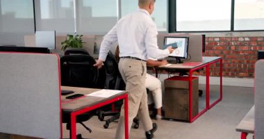 Çeşitli iş arkadaşları modern ofiste tablet ve bilgisayar çalışma yerleriyle fikir alışverişinde bulunuyorlar. İşbirliği, verimlilik, teknoloji, çalışma alanı, ergonomik, yeşillik, modern