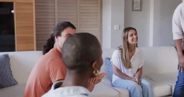 Arkadaşlar evde dinleniyor, sohbet ediyor ve kanepede gündelik sohbetin tadını çıkarıyorlar. Oturma odası, kaynaşma, rahatlama, takılma, sosyalleşme, rahatlama.