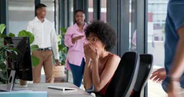 Çeşitli iş arkadaşları ofis çalışma alanındaki ekip üyelerini tebrik ediyor, bilgisayar monitörüyle neşeyi paylaşıyorlar. İşbirliği, başarı, işyeri, takım çalışması, modern, ofis, katılım