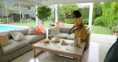 Evde doğum günü kutlayan bir çift, oturma odasında pasta değiş tokuşu yapıyor. Kutlama, aşk, mutluluk, parti, mumlar, tatlı