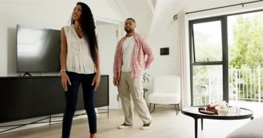 Kırmızı gül sunan, diz çöken ve evlenme teklif eden bir adam gelmeden önce çeşitli çiftler oturma odasına giriyor. Romantizm, şefkat, modern iç mekan, bağlılık, aşk, bağlantı, mutluluk