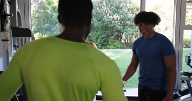 Genç çift evde arkadaşlarıyla esneme hareketleri yapıyor, birlikte antrenmana hazırlanıyorlar, evde spor yapıyorlar. Fitness, egzersiz, ev çalışması, sağlık, esneklik, arkadaşlık