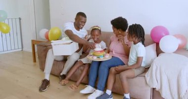 Konforlu evde doğum günü kutlaması, kek, kek ve balonların arasında hediye. Kutlama, şenlik, toplanma, neşe, birliktelik, dekor, şeker, oturma odası