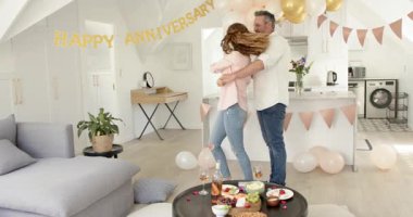 Evlilik yıldönümünü kutlayan bir çift oturma odasında şarküteri şarap bardaklarıyla sarılıyor. Romantizm, kutlama, yakınlık, zarafet, neşe, ev, yaşam tarzı