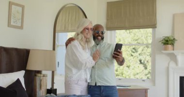 Yatak odasına giriyorlar. Tabletle poz veriyorlar. Kahkahalar atıyorlar. Romantik, macera, eğlence, arkadaşlık, teknoloji, seyahat, yaşam tarzı