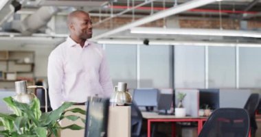 Çalışma istasyonları, bilgisayarlar ve saksı bitkileri arasında çağdaş ofiste kutlama yapan çeşitli iş arkadaşları. Kutlama, takım çalışması, iletişim, işbirliği, modern, işyeri, katılım