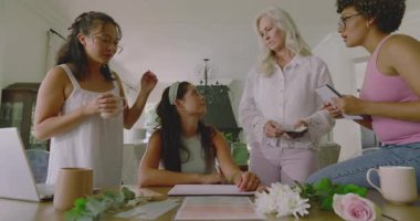 Çeşitli bayan arkadaşlar tapınağa baskı yapıyor, yemek masasında davetli örnekleri tartışıyor ve seçiyorlar. İşbirliği, yenilik, yaratıcılık, takım çalışması, çalışma alanı, beyin fırtınası, tasarım