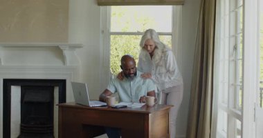 Çeşitli kıdemli çiftler belgeleri inceliyor ve bilgisayarlarını güncelliyor. İşbirliği, ortaklık, akıl hocalığı, iletişim, üretkenlik, profesyonellik, samimiyet