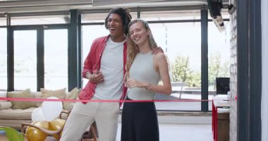 Modern mekanda kırmızı kurdele kesen meslektaşlar, altın balonlarla kilometre taşını kutluyorlar. Kutlama, takım çalışması, başarı, yenilik, balonlar, başarı, canlı