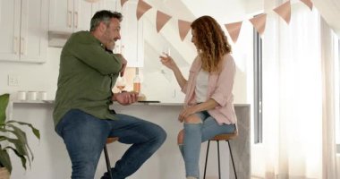 Mutfakta kadeh tokuşturan yaşlı çift donanma yüzük kutusuyla ona sürpriz yapmayı teklif ediyorlar. Romantizm, kutlama, yakınlık, neşe, sürpriz, şefkat, samimiyet