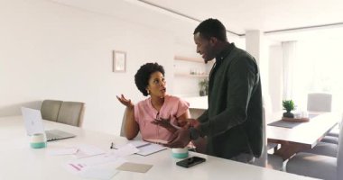 Belgeleri düzenlemek ve dizüstü bilgisayar kullanmak, ofis masasında, evde çalışan meslektaşlar. Takım çalışması, işbirliği, çeşitlilik, iş, teknoloji, üretkenlik