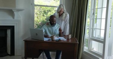 Çeşitli kıdemli çiftler teftişe başlıyor. Kadın kahve kupası dağıtıyor ve bilgisayarda inceleme yapıyor. İşbirliği, akıl hocalığı, profesyonellik, merkez ofis, konfor, uyum, odaklanma