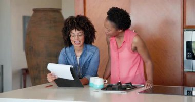Belgeleri gözden geçirip gülümseyen Afro-Amerikan lezbiyen çift mutfakta kahve içerken. İş, yaşam tarzı, takım çalışması, işbirliği, ev ofisi, çoklu görev