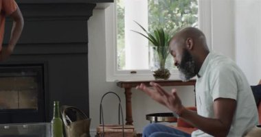 Not defteri çevirdikten sonra, çeşitli iş arkadaşları oturma odasında dizüstü bilgisayarda beyin fırtınası yapıp yazı yazıyorlar. İşbirliği, tartışma, çalışma alanı, içişleri, iletişim, gayri resmi, modern