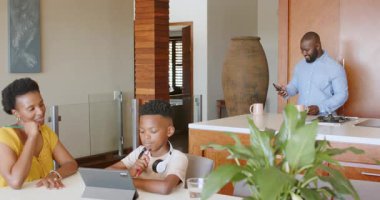 Gülümseyen aile tabletle birlikte güzel vakit geçiriyor. Bağlanma, teknoloji, eğlence, mutluluk, yaşam tarzı