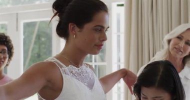 Anne jestinden sonra, gelinin Asyalı bir terzi olup formda olması ve kuaföre peçe takması. Düğün, kutlama, zarafet, kadınlık, gelenek, zanaat, samimiyet