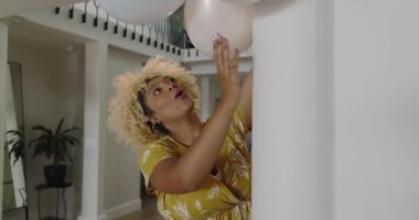 Dekorasyon odası, çeşitli arkadaşlar evde kutlama için balon ve abur cubur hazırlıyorlar. Parti, toplantı, dostluk, etkinlik, neşe, hazırlık