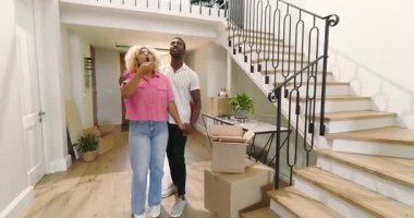 Çeşitli çiftler yeni evlerinde kutuları açıyor, gülümsüyor ve eğleniyorlar. Taşınma, taşınma, yaşam tarzı, birliktelik, mutluluk.