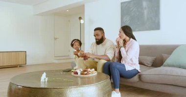 Çeşitli çiftler modern oturma odasını temizliyor, ellerinde yemek tabağı ve sehpa temizliyorlar. Temizlik, modern, aile, ev, organizasyon, işbirliği, minimalizm, etkinlik