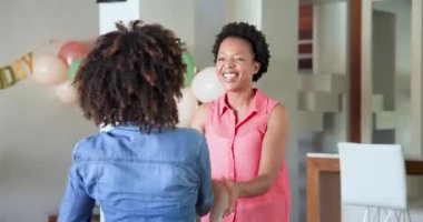 Sevgi dolu lezbiyen çift evde kucaklaşıp gülümsüyor, birlikte neşeli bir an paylaşıyorlar. Romantizm, şefkat, mutluluk, aşk, birliktelik, ilişki