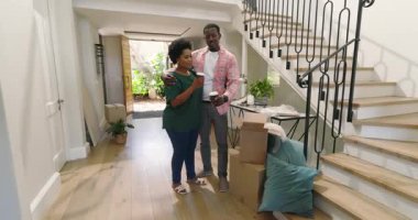 Çeşitli çiftler yeni evlerinde kutuları açıyor, gülümsüyor ve birlikte anın tadını çıkarıyorlar. Taşınma, taşınma, mutluluk, yaşam tarzı, yerleşim