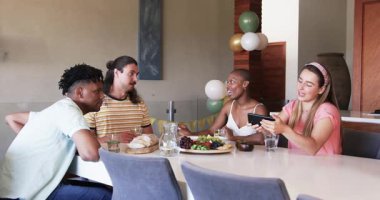 Partide, arkadaşlar birlikte yemek yiyor, gülüyor ve yemek masasında hikayelerini paylaşıyorlar. Arkadaşlık, toplanma, birliktelik, kutlama, kahkaha, sohbet