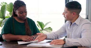 Afrika kökenli Amerikalı kadın ve kurdele kesen çeşitli erkek makas ve kurdele kullanıyor. Tören, kutlama, iş arkadaşları, takım çalışması, profesyonellik, başarı, etkileşim