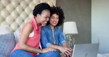 Bilgisayarda görüntülü konuşma, Afrikalı Amerikalı kadınların evde sohbet etmesi. Teknoloji, iletişim, çeşitlilik, bağlantı, yaşam tarzı, dijital