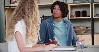 Çeşitli iş arkadaşları ofis masasında planlarını tartışıyor. Not defteri mühürleme anlaşmasını yazıyor, sonra da gözden geçiriyorlar. İşbirliği, takım çalışması, profesyonellik, beyin fırtınası, modern çalışma alanı, üretkenlik