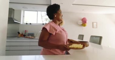 Çeşitli arkadaşlar kutlamaya hazırlanıyor, evde içkiler ve dekorasyonlarla sofra kuruyorlar. Toplanma, parti, arkadaşlık, şenlik, sosyal, hazırlık